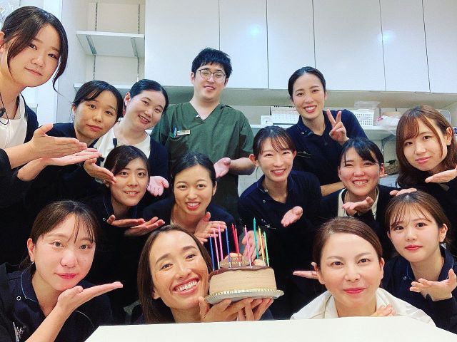 ．こんにちは😃

11月の誕生日会🎂
お昼休みにスタッフみんなでお祝いしました✨✨

おめでとうございます🎉
笑顔溢れる一年でありますように😆🌈

#ママとこどものはいしゃさん #甲南山手 #芦屋 #神戸 #予防歯科 #審美歯科 #矯正歯科#小児歯科 #インビザライン #無料託児 #矯正女子 #ビムラー矯正 #ゲーム #セラミック#歯科医師#歯科衛生士#トリートメントコーディネーター