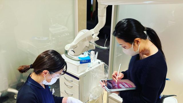 ．
こんにちは😃

外部講師高橋先生の技術指導の様子です。

衛生士たちはさらなる技術向上のために日々精進します🙋‍♀️

高橋先生　今年もありがとうございました！いつも優しくわかりやすいご指導ありがとうございます。
来年もよろしくお願いします😊✨

#ママとこどものはいしゃさん #高橋規子#甲南山手 #芦屋 #神戸 #予防歯科 #審美歯科 #矯正歯科#小児歯科 #インビザライン #無料託児 #矯正女子 #ビムラー矯正 #ゲーム #セラミック#歯科医師#歯科衛生士#歯科助手#トリートメントコーディネーター