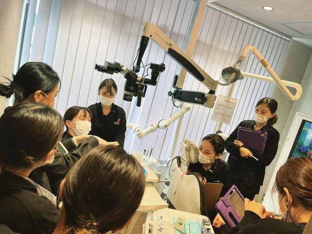 ・
こんにちは😃

衛生士外部講師高橋先生の
指導がありました。
衛生士全員参加の講義、個人指導と
充実した時間となりました。

今年もみなさんの口腔内の健康をサポートさせていただきます！
よろしくお願いします😊💕

#ママとこどものはいしゃさん #甲南山手 #芦屋 #神戸 #予防歯科 #審美歯科 #矯正歯科#小児歯科 #インビザライン #無料託児 #矯正女子 #ビムラー矯正 #ゲーム #セラミック#歯科医師#歯科衛生士#歯科助手#トリートメントコーディネーター #高橋規子